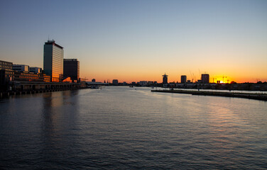 Obraz premium Sunset by the water - construction work in amsterdam