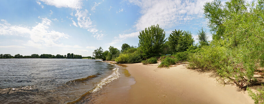 Elbe mit Sandstrand bei Hamburg - Elbstrand im Sommer
