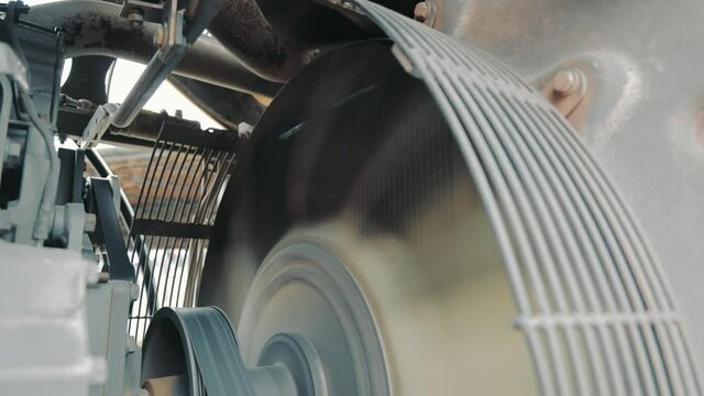 Starting an air-cooled internal combustion engine. Operation of the fan of cooling of the engine of large dimensional equipment.