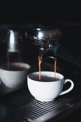 Kawa i sposób jej przygotowywania przez bariste w kawiarni. - obrazy, fototapety, plakaty