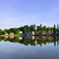 Fototapeta na wymiar Carré reflets de Combourg (35270) et son château sur le lac au petit matin, département d'Île-et-Vilaine en région Bretagne, France