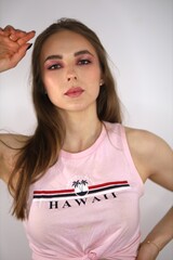 Junge Frau im rosa Top und weißen Hotpants