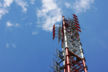 Biało czerwony maszt radio komunikacyjny telefonii komórkowej 5G. 