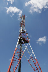 Biało czerwony maszt radio komunikacyjny telefonii komórkowej 5G. 