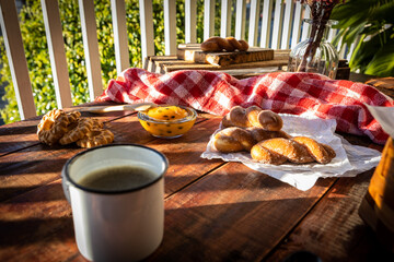 mesa de café com pães e geleia