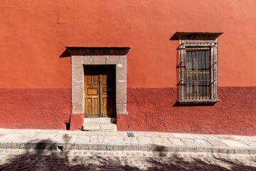 Fototapeta premium Mexico, Colorful buildings and streets of San Miguel de Allende in historic city center.