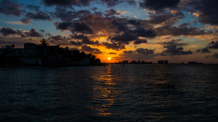 Fototapeta na wymiar Sunset on the beaches of Cancun