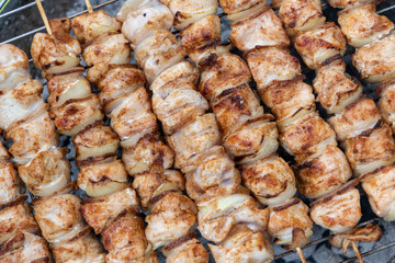 Grillen von Fleischspießen mit Hühnerfleisch