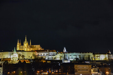 Fototapeta na wymiar Prag bei Nacht Kirche
