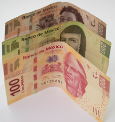 billetes de mexico en fondo blanco