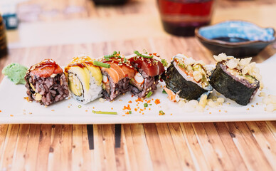 Un plato de comida japonesa compuesto por diferentes tipos de piezas de sushi