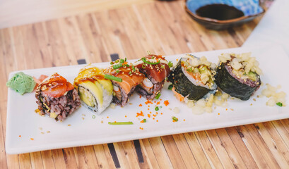 Un plato de comida japonesa compuesto por diferentes tipos de piezas de sushi