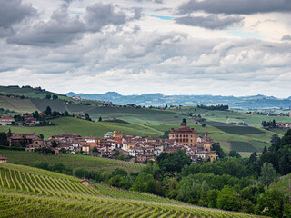 Fototapeta na wymiar Landscape of the villages and hills of the Langhe