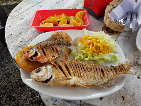 Bocachico frito en la temporada de subienda de pescado por el r&iacute;o Magdalena, en Puerto Berr&iacute;o, Antioquia, Colombia. 