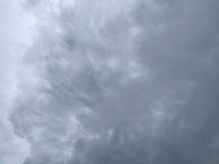 cielo con nubes grises, clima lluvioso, cielo triste, tormenta. Bogotá, Colombia.