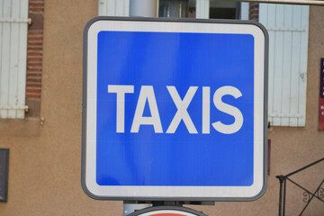 Panneaux de signalisation : emplacement réservé aux taxis