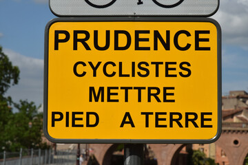 Fototapeta premium Panneaux de signalisation provisoire : prudence cyclistes mettre pied à terre