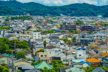 Fototapeta premium 鎌倉の町並みと青空