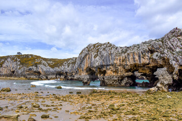 Playa de Cuevas el mar en Llanes