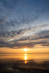 静かな湖の夕日　サロマ湖
