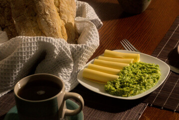 te, pan casero y aguacate o palta con queso, once chilena, colores caseros, comida humilde de chile