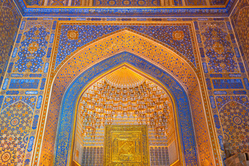 Fototapeta na wymiar nterior of Tilya Kori Mosque and Madrasah in Registan Square, Samarkand, Uzbekistan. Inner decoration of gold applied by the method of kyndal. UNESCO.