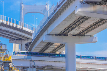 Obraz premium ゆりかもめ東京臨海新交通臨海線と首都高速道路