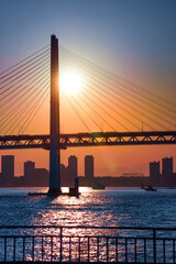 横浜ベイブリッジと夕景のイメージ