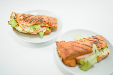 白い皿に置かれたホットサンド