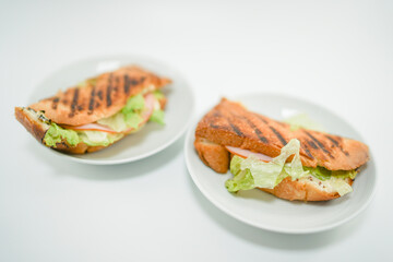 白い皿に置かれたホットサンド