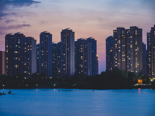 Naklejka premium night city skyline and buildings