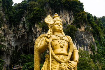 Obraz premium Big Hindu God statue of Murugan at Batu Caves - Hindu Temple, Kuala Lumpur, Malaysia 