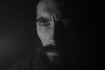 Rostro de hombre con mirada de atención o preocupación 