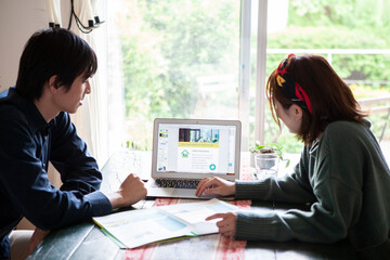 保険のプランを検討する若いカップル