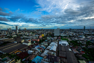 Obraz premium The high angle background of the city view with the secret light of the evening, blurring of night lights, showing the distribution of condominiums, dense homes in the capital community