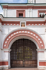 Obraz premium The Front Gate at the Kolomenskoye at summer day.