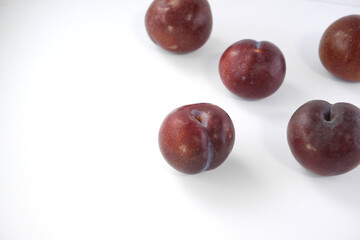 ふぞろいなスモモ