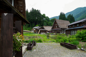 Fototapeta na wymiar 萱葺きの家屋が残る富山の山村
