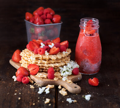 gofry z truskawkami i koktajlem z truskawek