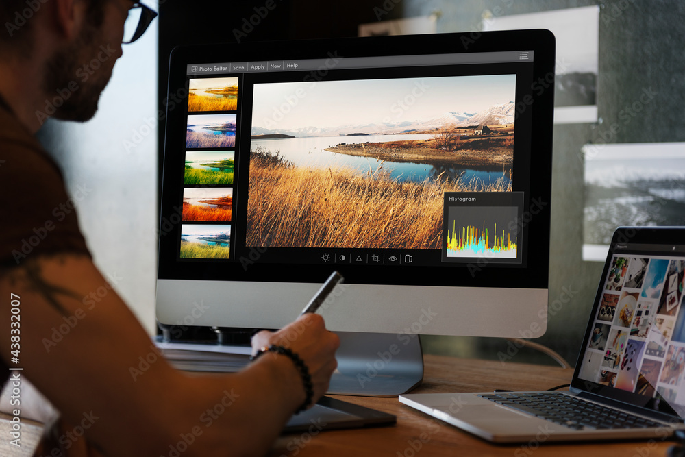 Aufkleber man editing photos on a computer