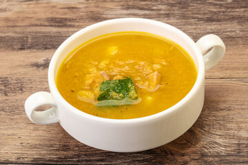 Pea soup with smoked meat