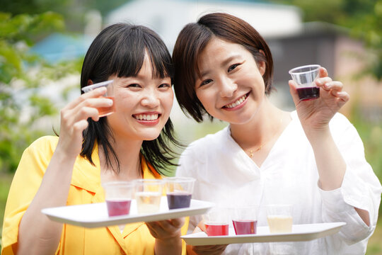 ワインの試飲をする女性