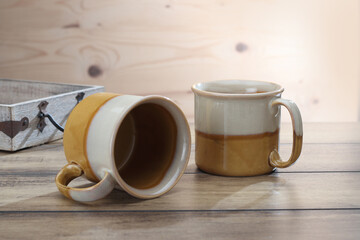 Obraz premium ceramic coffee mugs on a textured wooden base.