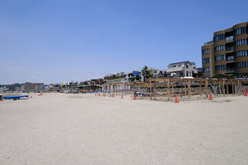 神奈川県逗子海岸の建設中の海の家