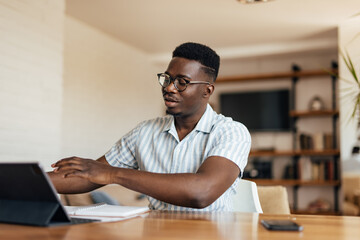 Obraz premium Adult African man, talking to his employees, online.