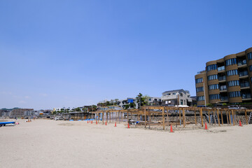 Obraz premium 神奈川県逗子海岸の建設中の海の家