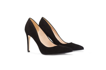 Par de zapatos negros de mujer de taco alto sobre un fondo blanco liso y aislado. Vista de frente y...