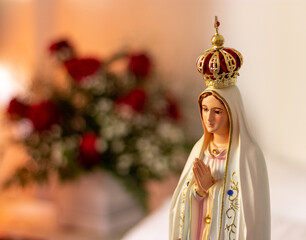 Nossa Senhora de Fátima, é um título católico da Bem-aventurada Virgem Maria baseado nas aparições marianas relatadas em 1917 por três pastorinhos na Cova da Iria, em Fátima, Portugal. - obrazy, fototapety, plakaty