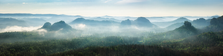 Landschaft mit Bergen und Felstürmen im Morgennebel, Nationalpark Sächsische Schweiz, Deutschland	