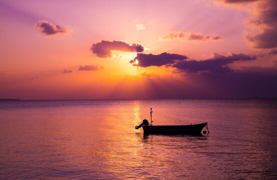 夕日 海 水平線 ボート 沖縄 © Daymaker